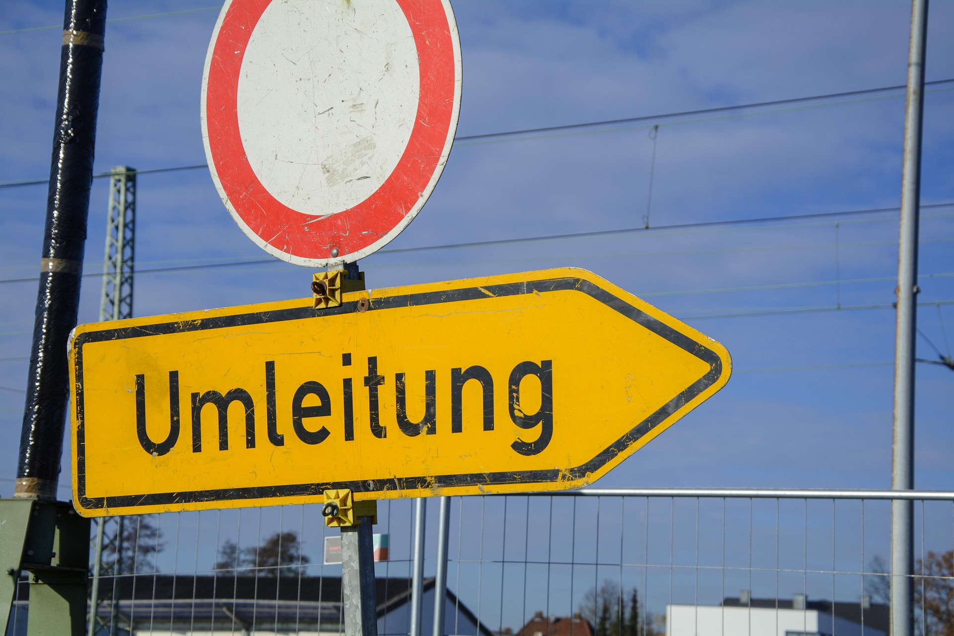 A detour sign